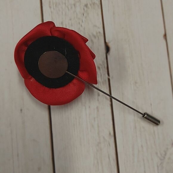 MEN'S FUSCHIA SATIN FLOWER LAPEL PIN. - Picture 2 of 2